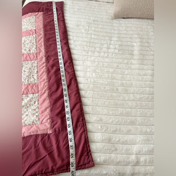 VINTAGE Handmade Floral Quilt - Picture 7 of 7